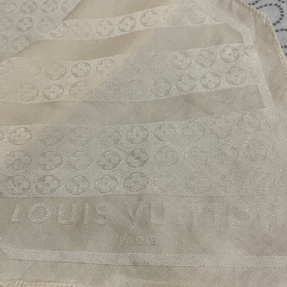 Louis Vuitton Elegant Cream Scarf - Picture 3 of 7